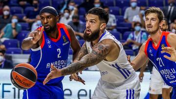 MADRID, 30/09/2021.- El pívot francés del Real Madrid Vincent Poirier (c) lucha por el balón con el ala-pívot estadounidense Chris Singleton (i) y el pívot alemán Tibor Pleiss (d), de Anadolu Efes, durante el partido de la primera jornada de EuroLiga que se juega hoy jueves en el WiZink Center, en Madrid. EFE/JuanJo Martín