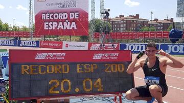 Bruno Hortelano posa con su r&eacute;cord de Espa&ntilde;a de 200 metros en los Campeonatos de Espa&ntilde;a de Atletismo al aire libre de 2018.