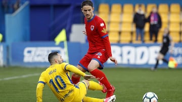 Elgezabal y Nono durante un partido entre el Numancia y el Alcorc&oacute;n.