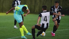 Bacca dispara a porter&iacute;a durante el Granada - Balomp&eacute;dica Linense.