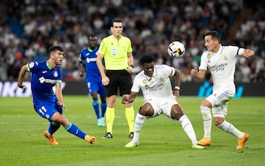 Tchouameni entre Lucas Vázquez y Aleñá.