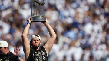 Los Angeles (Usa), 01/11/2024.- Clayton Kershaw holds up The Commissioner's Trophy while on stage with other Los Angeles Dodgers as they celebrate during the Los Angeles Dodgers World Series Victory Ceremony at Dodger Stadium in Los Angeles, California, USA, 01 November 2024. EFE/EPA/CAROLINE BREHMAN