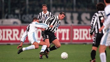 Simeone pelea un bal&oacute;n con Zidane en el Juventus-Lazio que decidi&oacute; el Scudetto 1999-00. Hoy, ambos dirigen a Atl&eacute;tico y Real Madrid.