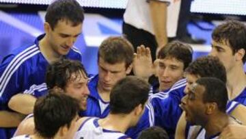 <b>COMUNIÓN. </b>Sergio Llull y D'or Fischer llevan la voz cantante en la celebración final del Real Madrid. 2-1 y mañana cuarto partido.