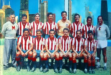 La época de oro del fútbol tapatío llegó de la mano de las Chivas y del Oro. El Rebaño Sagrado labró la historia del mítico ‘campeonísimo’, el equipo de ‘Chava’ Reyes, ‘El Tigre’ Sepúlveda y otras luminarias, que se consagró monarca en siete ocasiones desde 1957 a 1965. Su racha triunfal solo se vio interrumpida por el Zacatepec, en 1957, y por el Oro, con quienes compartían el Estadio Jalisco, que alzaron el título en 1963. Antonio ‘Piolín’ Mota y Amaury Epaminondas destacaban en aquel áureo club.