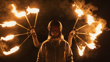 Núria Castán con fuego a sus espaldas