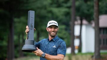 El golfista estadounidense Dustin Johnson posa con el título de campeón del LIV Golf Invitational Boston.