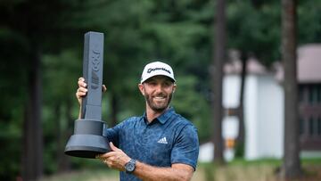 El golfista estadounidense Dustin Johnson posa con el título de campeón del  LIV Golf Invitational Boston.