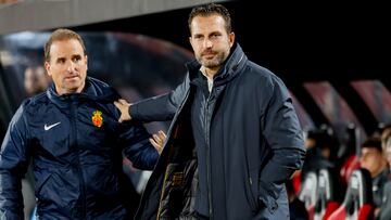 El entrenador del Valencia, Rubén Baraja (d) y el del Mallorca, Jagoba Arrasate, en el partido de LaLiga entre el Mallorca y el Valencia, celebrado este viernes en el estadio de Son Moix, en Palma. EFE/CATI CLADERA