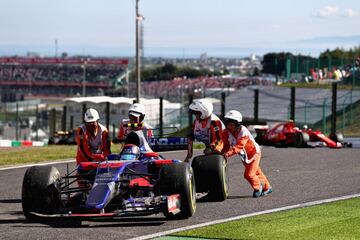 Carlos Sainz se retira por un pinchazo que le hizo salirse en una curva.