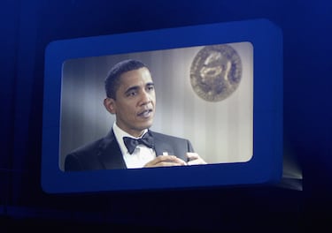 El expresidente de Estados Unidos, Barack Obama, ganó el Nobel de la paz en octubre de 2009, tan solo nueve meses después de haber tomado posesión en el cargo. El comité justificó la decisión en “el trabajo de Obama por un mundo sin armas nucleares” y en el uso de “diálogo y las negociaciones como instrumentos para resolver incluso los conflictos internacionales más difíciles”. El galardón suscitó polémica porque Obama llevaba menos de un año en la presidencia y Estados Unidos seguía presente en conflictos como Afganistán e Irak. Muchos vieron una contradicción entre la idea de paz y la política exterior militar de su gobierno. 