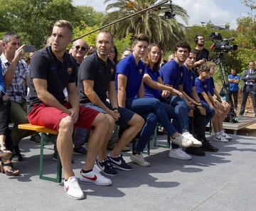 Deulofeu, Andrés Iniesta con jugadores del fútbol formativo.