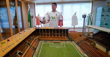 Aritz Aldasoro, posando junto a la maqueta de los antiguos Campos de Sport, demolidos en 1988.