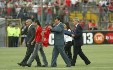 En uno de los tantos homenajes que recibió de parte de la selección chilena, equipo con el que jugó nueve partidos de Copa América y siete de clasificatorias.