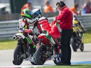 Miguel Oliveira y Efrén Vázquez se saludan. 