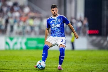 Los ‘Biancoblù’ han pagado 18 millones de euros este verano al Dinamo Zagreb por el mediapunta croata. Tras realizar grandes temporadas y ser pieza clave en el Croacia, Baturina busca hacerse un nombre en la liga italiana. Los seis goles y 13 asistencias de la pasada temporada, sumado a su juego, enamoraron al técnico del Como que ya lo imagina levantando al Giuseppe Sinigaglia con sus acciones.