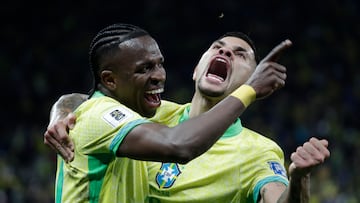 AMDEP7104. SAO PAULO (BRASIL), 10/06/2025.- Vinicius (i) de Brasil celebra tras anotar un gol este martes, en un partido por las eliminatorias sudamericanas para el Mundial 2026 entre las selecciones de Brasil y Paraguay en el estadio Neo Química Arena en Sao Paulo (Brasil). EFE/ Sebastiao Moreira