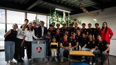 Atlas inaugura biblioteca ambulante hecha con taquilla donada