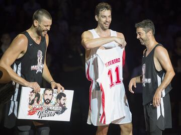 Los de Marc ganaron 95-91 a los de Pau. El partido solidario fue a beneficio de La Gasol Foundation que destinará el dinero a becas para equipos sin recursos. En la foto, con Juan Carlos Navarro. 