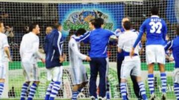 <b>ENTRE LOS AFICIONADOS. </b>El público del Schalke le pidió a Raúl que subiese a la Curva Norte a festejar con ellos el pase y cantó.