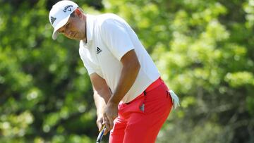 Sergio Garc&iacute;a golpea la bola durante su partido con Andrew Putnam en el World Golf Championships-Dell Technologies Match Play en el Austin Country Club de Austin, Texas.