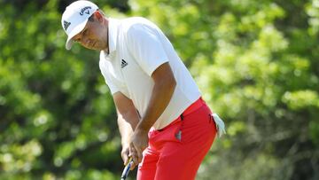 Sergio García golpea la bola durante su partido con Andrew Putnam en el World Golf Championships-Dell Technologies Match Play en el Austin Country Club de Austin, Texas.