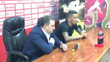 Lucas Barrios durante su presentaci&oacute;n de Argentinos Juniors.