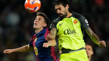 BARCELONA, 22/04/2025.- El centrocampista del FC Barcelona Gavi (i) pelea un balón con el centrocampista portugués del Mallorca Samuel Costa durante el partido de la jornada 33 de LaLiga que FC Barcelona y RCD Mallorca disputan hoy martes en el Estadi Olímpic Lluís Companys, en Barcelona. EFE/Alejandro García