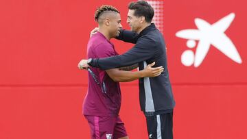 Mariano saluda a Diego Alonso en el entrenamiento del Sevilla este jueves.