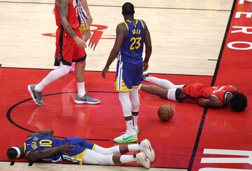 En los minutos finales del primer cuarto del encuentro , en la lucha pro un rebote, Butler quedó encima de Amen Thompson cayendo totalmente desequilibrado y dándose un golpe tremendo en la pelvis. El escolta se marchó para no volver.