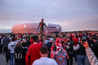 La escultura de 4,2 metros, obra de Matilde Romagnoli, lo representa con un pie sobre un balón de fútbol. Se encuentra junto a la estatua de Gerd Müller en la recién bautizada Franz-Beckenbauer-Platz 5.