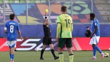 AME3360. VALPARAÍSO (CHILE), 28/09/2025.- La arbitra mexicana Katia García saca una tarjeta este domingo, durante un partido de la Copa Mundial Sub-20 entre Italia y Australia en el Estadio Elías Figueroa en Valparaíso (Chile). EFE/ Adriana Thomasa