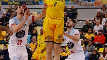 GRAFCAN4886. LAS PALMAS DE GRAN CANARIA, 29/01/2023.- El jugador del Gran Canaria Olek Balcerowski (c) y los jugadores del Monbus Obradoiro Rubén Guerrero (i) y Edgar Vicedo (d) durante el partido de la jornada 18 de la liga Endesa que ambos equipos disputaron este domingo en el Gran Canaria Arena, en Las Palmas de Gran Canaria. EFE/ Elvira Urquijo A.