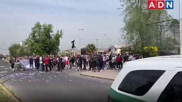 El furioso cántico de los hinchas albos contra ByN fuera del estadio Monumental