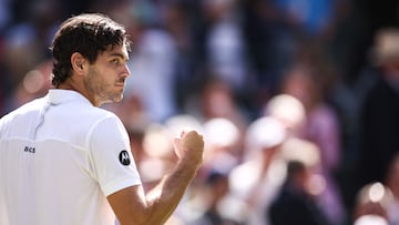 Taylor Fritz celebra su victoria contra Karen Khachanov en Wimbledon.