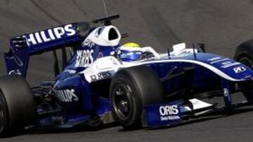 <b>SORPRESA.</b> El japonés Kazuki Nakajima consiguió hoy, en el último día de entrenamientos de Fórmula uno en Jerez, el mejor tiempo de todas las escuderías durante la semana (1:17.494).