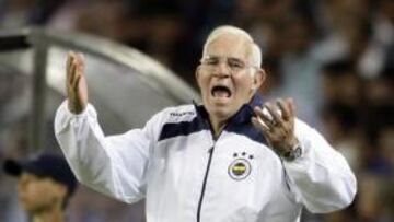 <b>PINCHAZO.</b> El Fenerbahce de Luis Aragonés no pudo pasar del empate frente al Eskiosehirspor y sigue a siete puntos del líder.