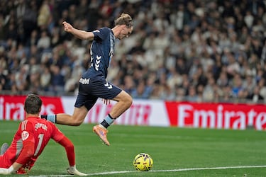 El futbolista celeste hizo un doblete en el Bernabéu, casi nada. El segundo, tras la estratosférica asistencia de Aspas lo transformó como si fuera un partido de patio de colegio. Es muy complicado dejar sin opciones de pararla a Courtois.