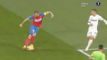 ¡Notable asistencia de rabona en el liga de Rumania!