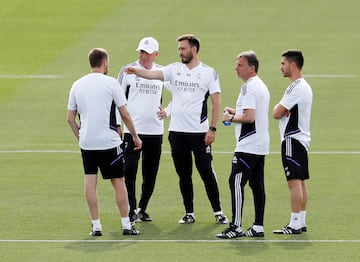 Carlo Ancelotti y Davide Ancelotti con el cuerpo técnico.