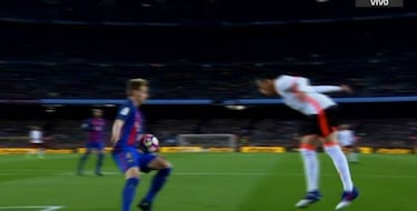 Posible penalti por mano de Rakitic y por caída de Neymar