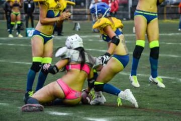 En marzo se retomó la actividad del fútbol americano en bikini en México. La novedosa actividad deportiva se juega en canchas de 50 yardas de largo por 30 yardas de ancho, con ocho jugadoras defensivas, ocho ofensivas y cuatro en reserva. Los partidos se dividen en cuatro cuartos de 15 minutos y un descanso de media hora. A diferencia del fútbol americano masculino, no hay patada de salida ni goles de campo.