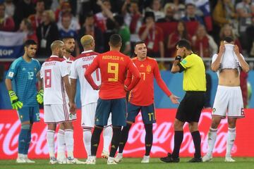 2-2. El VAR concedi¨® el segundo gol a Iago Aspas. El ¨¢rbitro Ravashan Irmatov escuchando la confirmaci¨®n del tanto del empate.