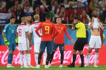 2-2. El VAR concedió el segundo gol a Iago Aspas. El árbitro Ravashan Irmatov escuchando la confirmación del tanto del empate.