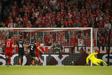 Joshua Kimmich scores and gives the lead to Bayern Munich. (1-0)