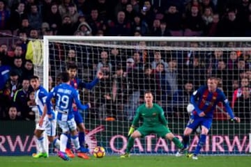 BARCELONA, SPAIN - FEBRUARY 19:  Unai Lopez of CD Leganes shoots on goal and scores his team's first goal during the La Liga match between FC Barcelona and CD Leganes at Camp Nou stadium on February 19, 2017 in Barcelona, Spain.  (Photo by Alex Caparros/G