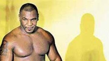 <b>UNA SOMBRA.</b> Tyson cada vez se parece menos al campeón mundial que llegó a ser.