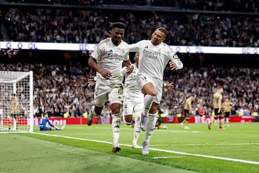 3-3. Aurelien Tchouameni celebra el tercer tanto con Kylian Mbappé.