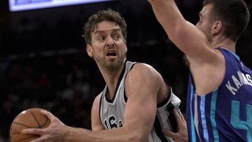 Pau Gasol defendido por Frank Kaminsky III