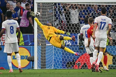 Espectacular estreno de Lamine Yamal a nivel goleador en una Eurocopa con apenas 16 años. Recibió un balón, encaró a Rabiot, ante el que se sacó un golazo espectacular, con un disparo que se coló por la mismísima escuadra.